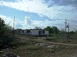 Parque transmisor de la estación de radio XERUY ubicado a un costado del Campus de Ciencias Biológicas y Agropecuarias.