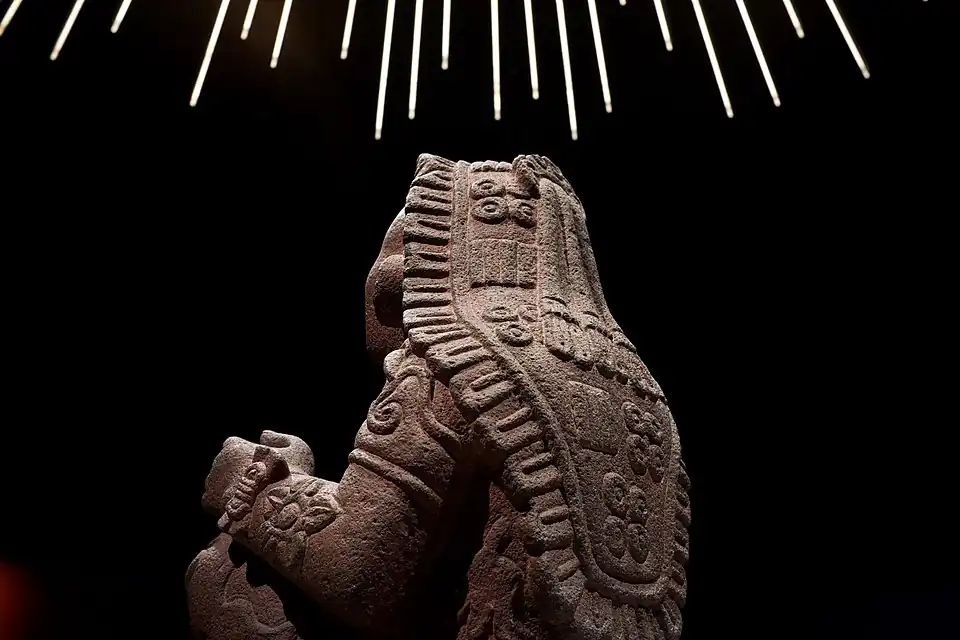 Vista trasera de Xochipilli en exposición temporal