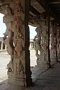 Pilares de Yali en el templo de Krishna en Hampi, estado de Karnataka, India
