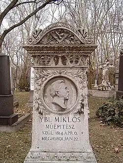 La tumba de Miklós Ybl en Budapest. Cementerio de Kerepes : 34/1-1-1. Creado por Sándor Fort y Alajos Strobl