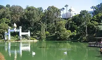 Vista del monumento al recuerdo de Gandhi, con cisnes en el lago.