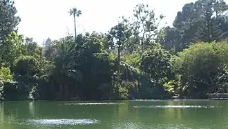 La gran cascada con una estatua de Jesús en la cima.