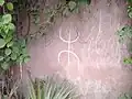ⵣ grafiteada en la pared para reivindicar el amaziguismo.