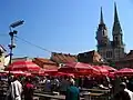 Dolac con la catedral de Zagreb de fondo.