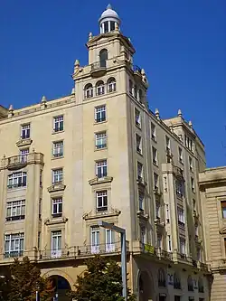 Edificio, esquina con Pº de la Independencia.