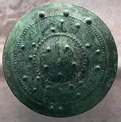 Disco decorativo (protector de pecho), bronce, Italia, siglo VIII a. C. Schaffhausen, Museo de las Artes de la Allerheiligen, Colección Ebnöther (Departamento de Guerreros/Armas)