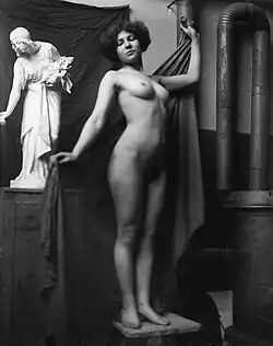 De pie desnuda en el estudio Augusta Heller, okolo 1900