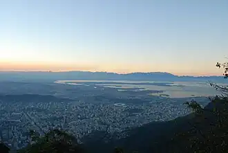La Serra dos Órgãos en el fondo, vista desde la ciudad de Río de Janeiro