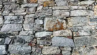 Lajas de piedra, material de construcción del Sitio.