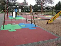 Zona de juegos infantiles, cercana al estanque de patos