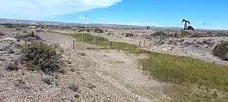 Explotación petrolera en torno al arroyo casi seco