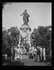 Hijos de la Revolución depositando ofrendas florales en 1922