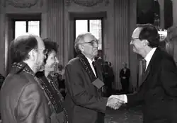 Fátima Mernissi recibe el Premio de Erasmus junto con Abdolkarim Soroush y Sadiq al-Azm en 2004