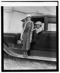 Fotografía en blanco y negro de May Wirth y Lillian Leitzel posando en un coche.