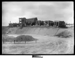 El monumento se encuentra sobre un terraplén y varias de sus piezas aún están en soportes de madera.