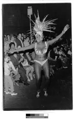 Plano entero de Rosa Luna bailando frente al público