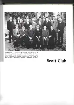 Vicente Blanco-Gaspar en el grupo del Scott Club de la facultad de derecho de la universidad de Harvard, en los jardines delante del edificio principal de la Harvard Law School