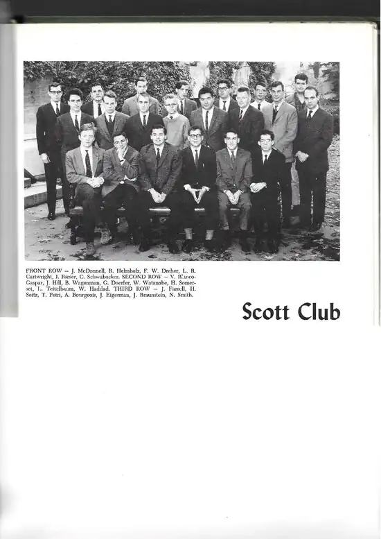 Vicente Blanco Gaspar en el grupo del Scott Club de la facultad de derecho de la universidad de Harvard, en los jardines delante del edificio principal de la Harvard Law School